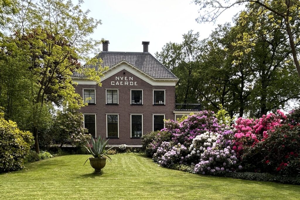 Het huis de Nyengaerde in Dwingeloo met bloeiende rododendrons in mei 2023