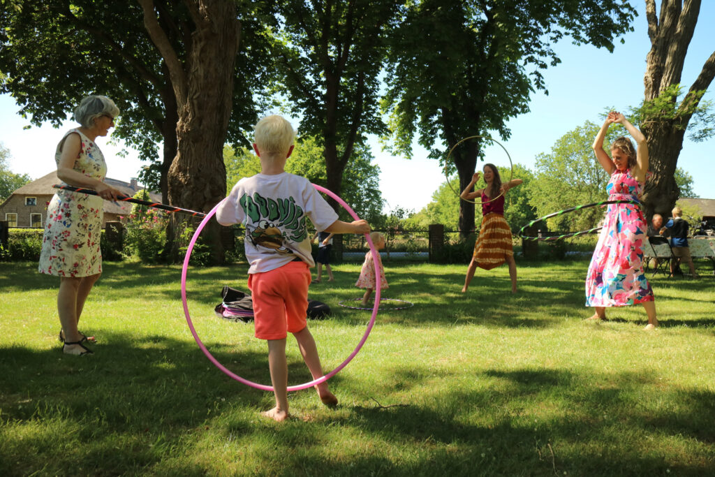 Bezoeker oefenen met hoola hoops tijdens Kiekn in de tuin 2023